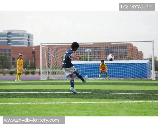 追逐梦想的足球道路从青涩少年到职业赛场的成长之旅